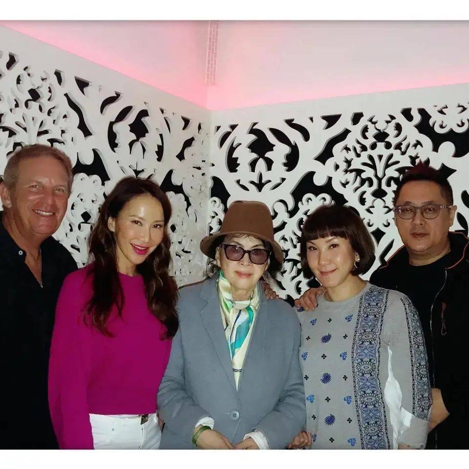 姐携88岁母亲现身闺蜜礼物感动泪目麻将胡