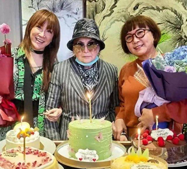 姐携88岁母亲现身闺蜜礼物感动泪目麻将胡了模拟器试玩李玟离世一年多二(图2)