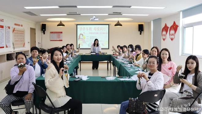 同行”——关爱巾帼司机母亲节暖心活动麻将胡了2游戏入口“香伴车程 母爱